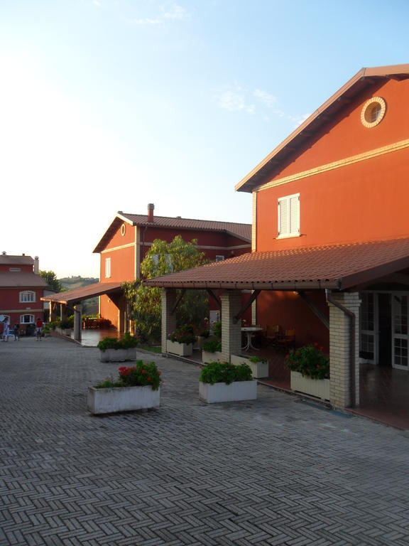 Fattoria Cerreto Hotel Mosciano SantʼAngelo Exterior foto