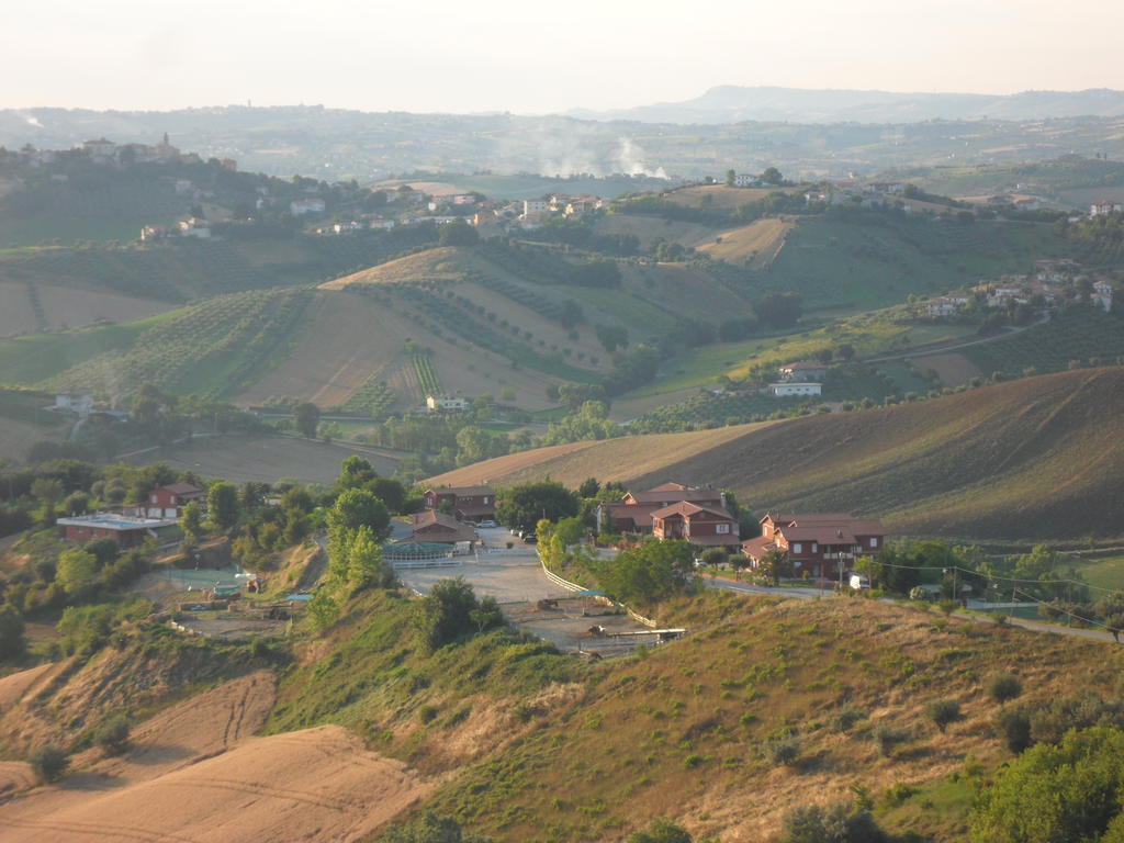 Fattoria Cerreto Hotel Mosciano SantʼAngelo Exterior foto