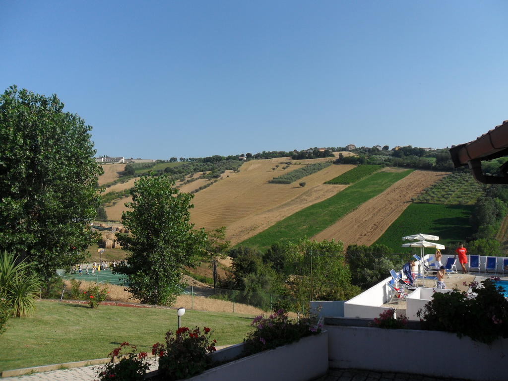 Fattoria Cerreto Hotel Mosciano SantʼAngelo Exterior foto