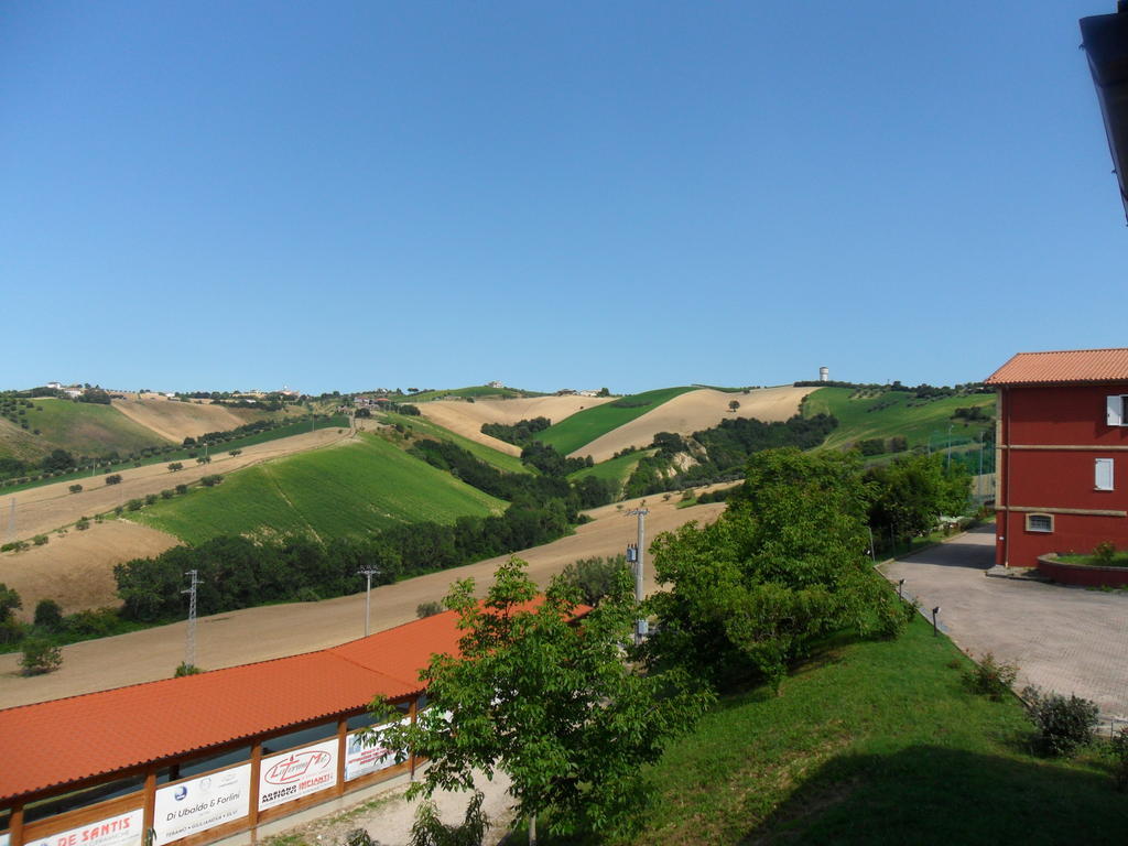 Fattoria Cerreto Hotel Mosciano SantʼAngelo Exterior foto