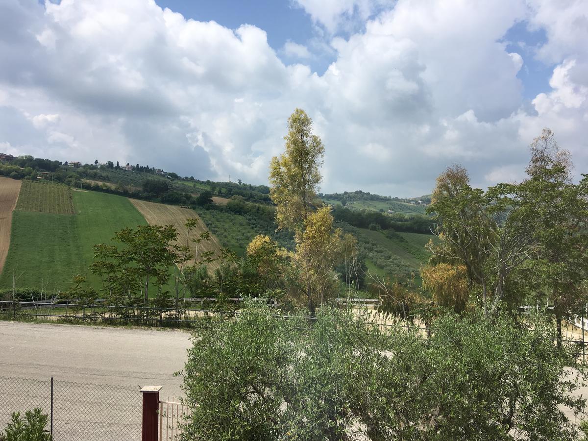 Fattoria Cerreto Hotel Mosciano SantʼAngelo Exterior foto